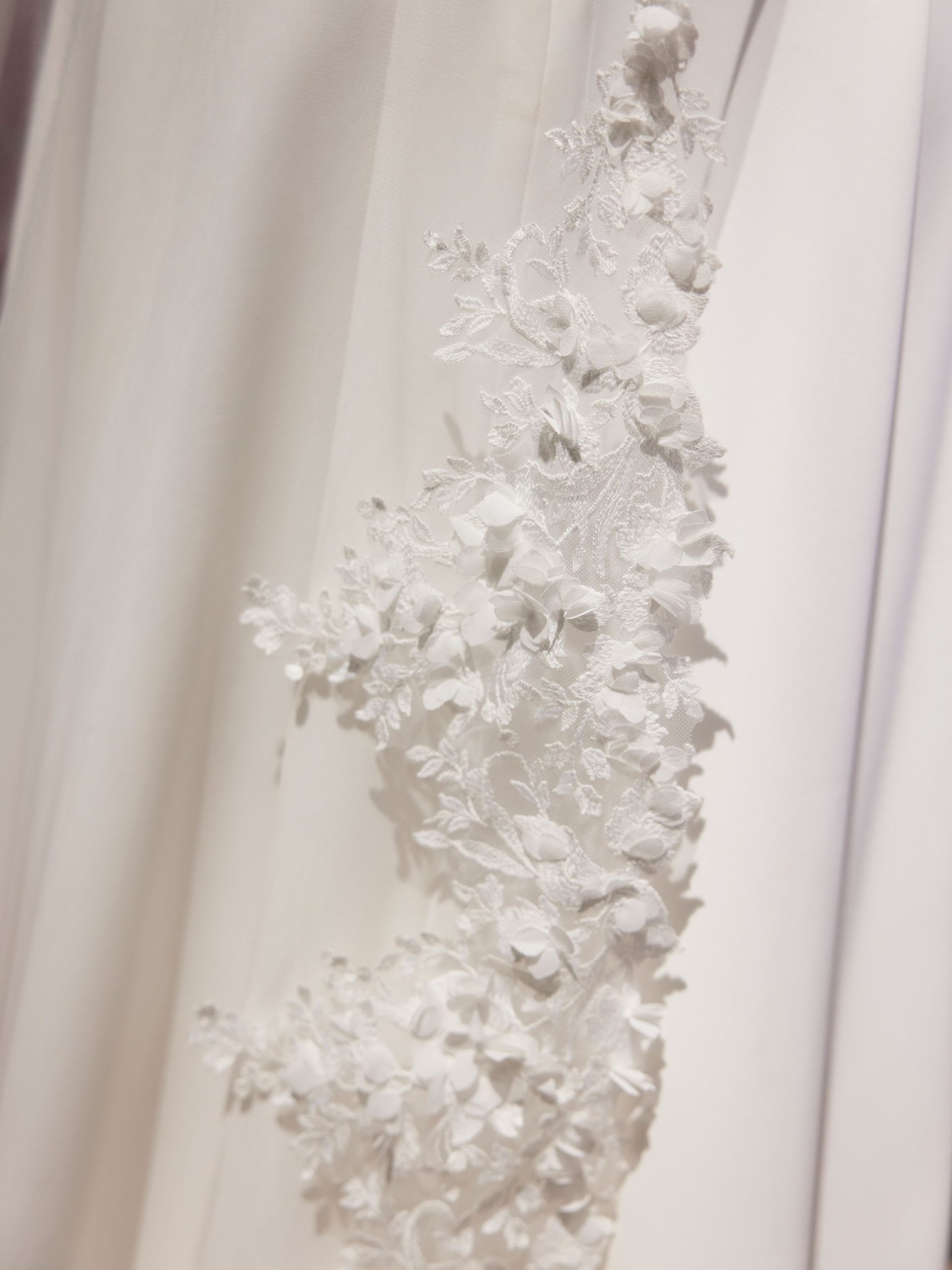 Cathedral Veil with 3D Lace Train – S514 closeup