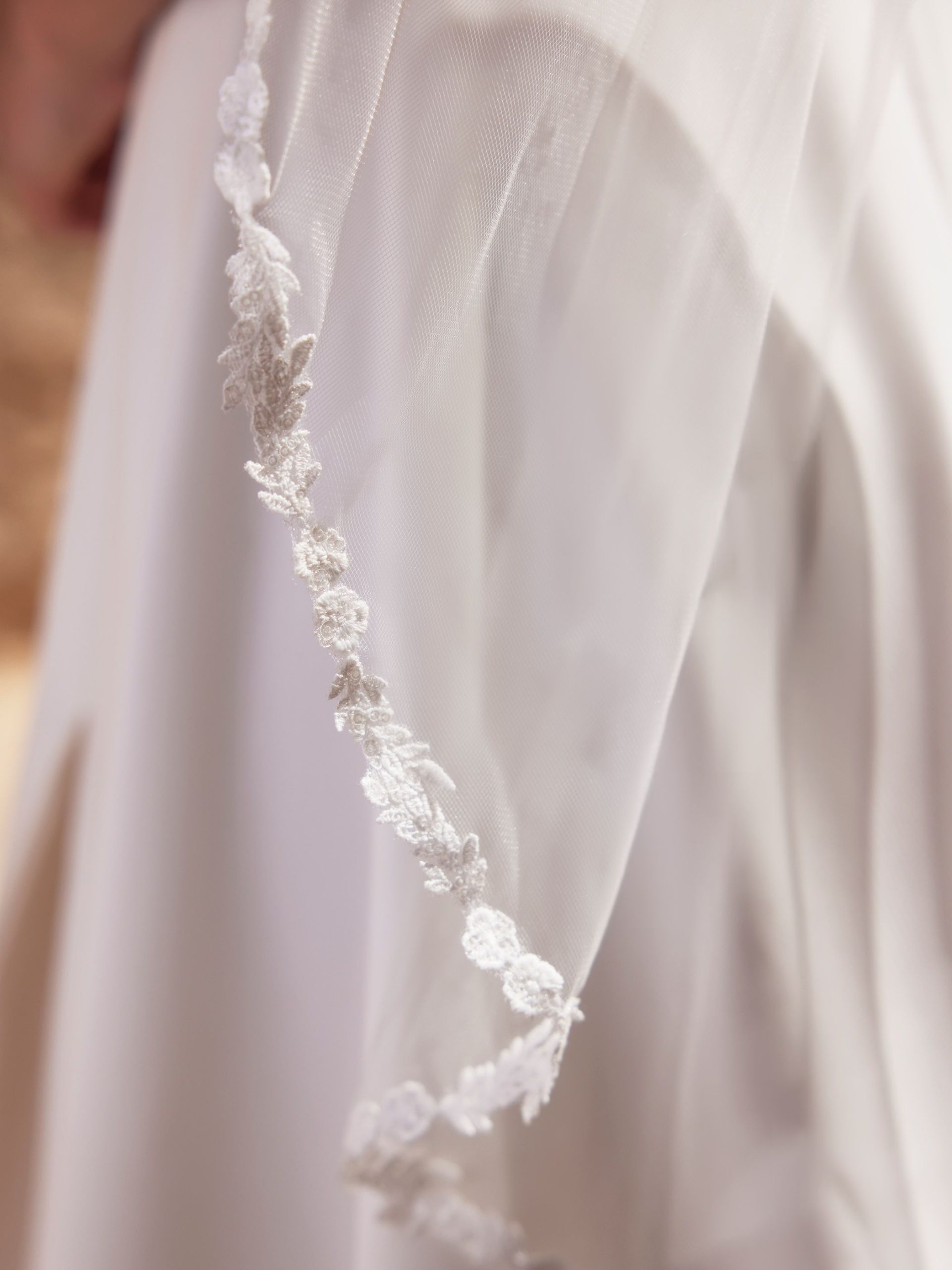 Soft Tulle Fingertip Veil with Narrow Lace Edge S508