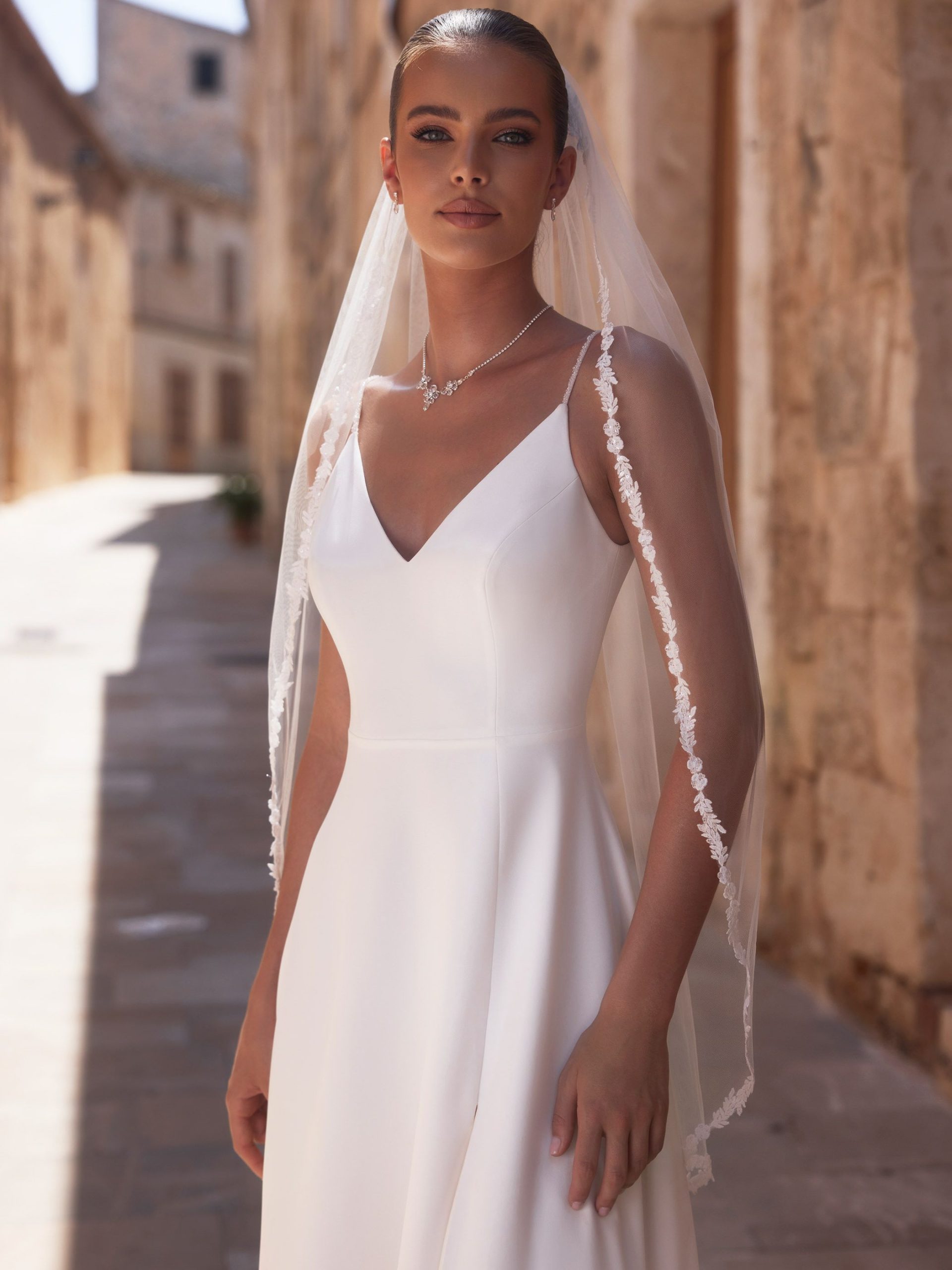 Soft Tulle Fingertip Veil with Narrow Lace Edge S508