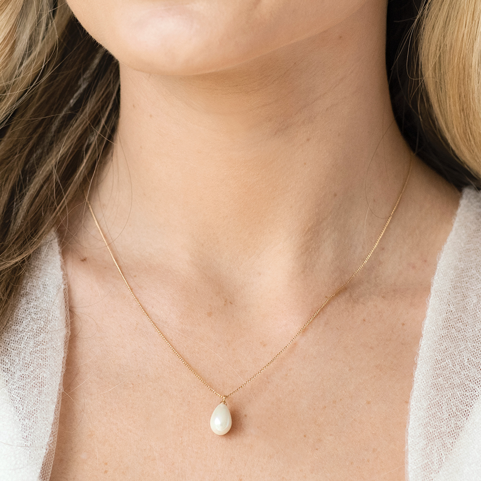 Elegant Pearl Bridal Pendant Necklace in Silver, Gold or Rose Gold