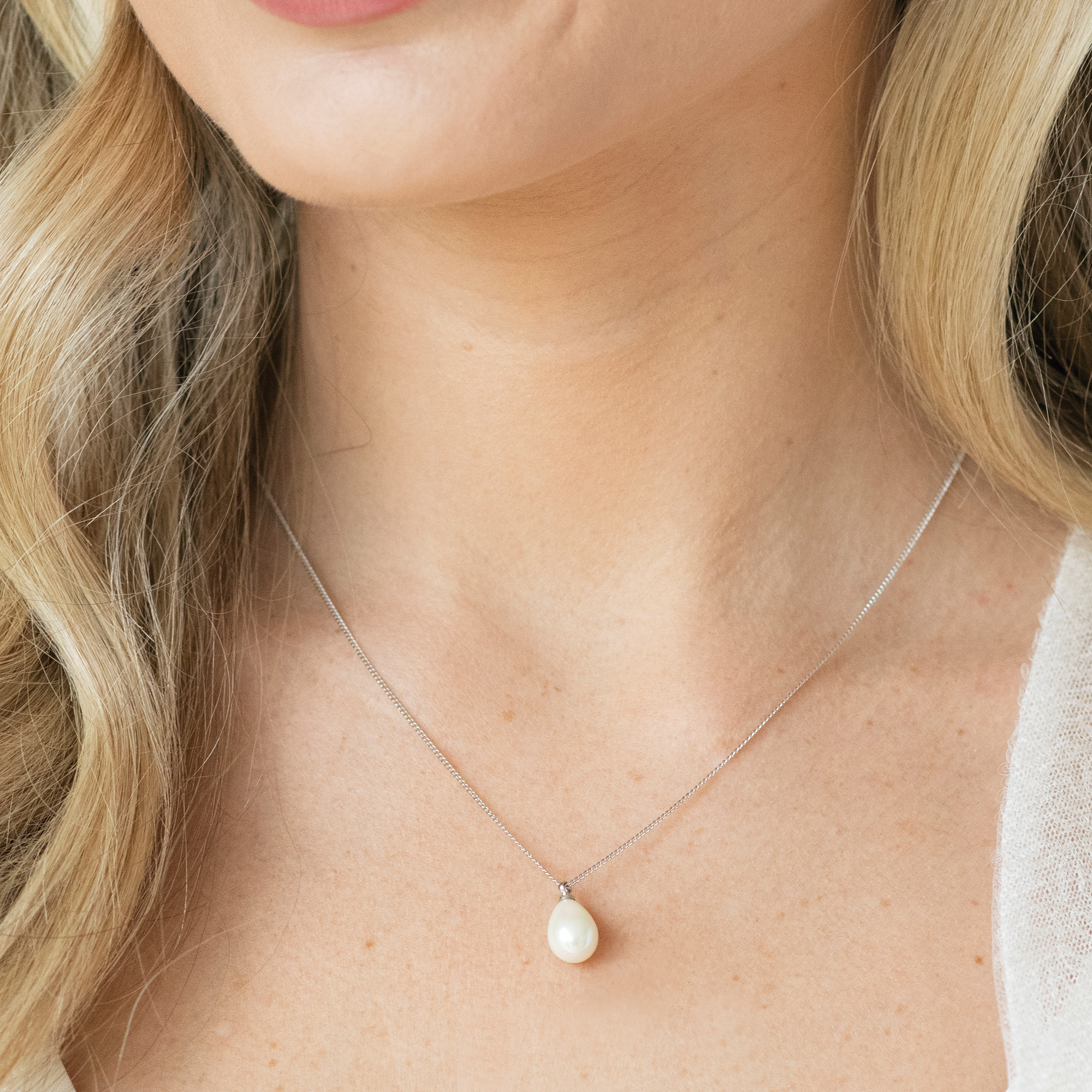 Elegant Pearl Bridal Pendant Necklace in Silver, Gold or Rose Gold